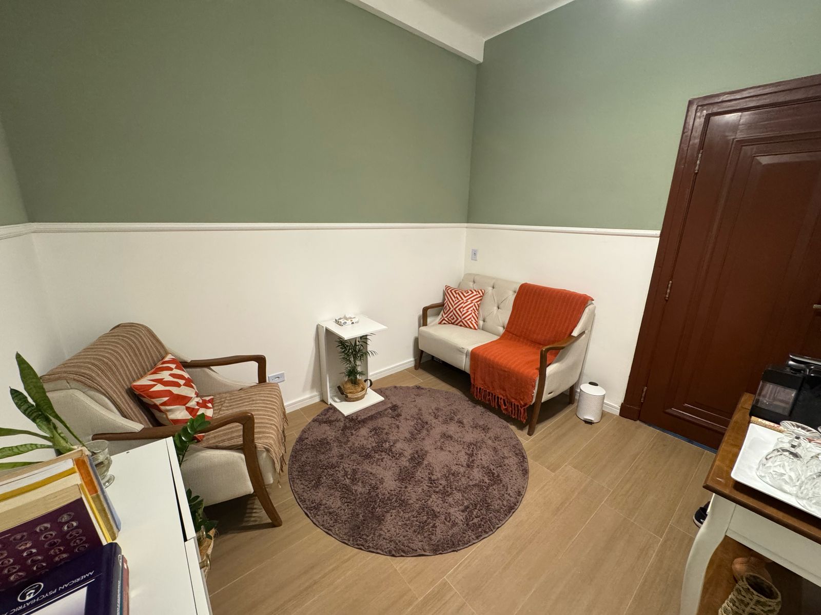 Ambiente acolhedor do consultório de psicologia da Dra. Thaysa Figueiredo da Cruz em São Paulo, com poltrona confortável e decoração em tons neutros